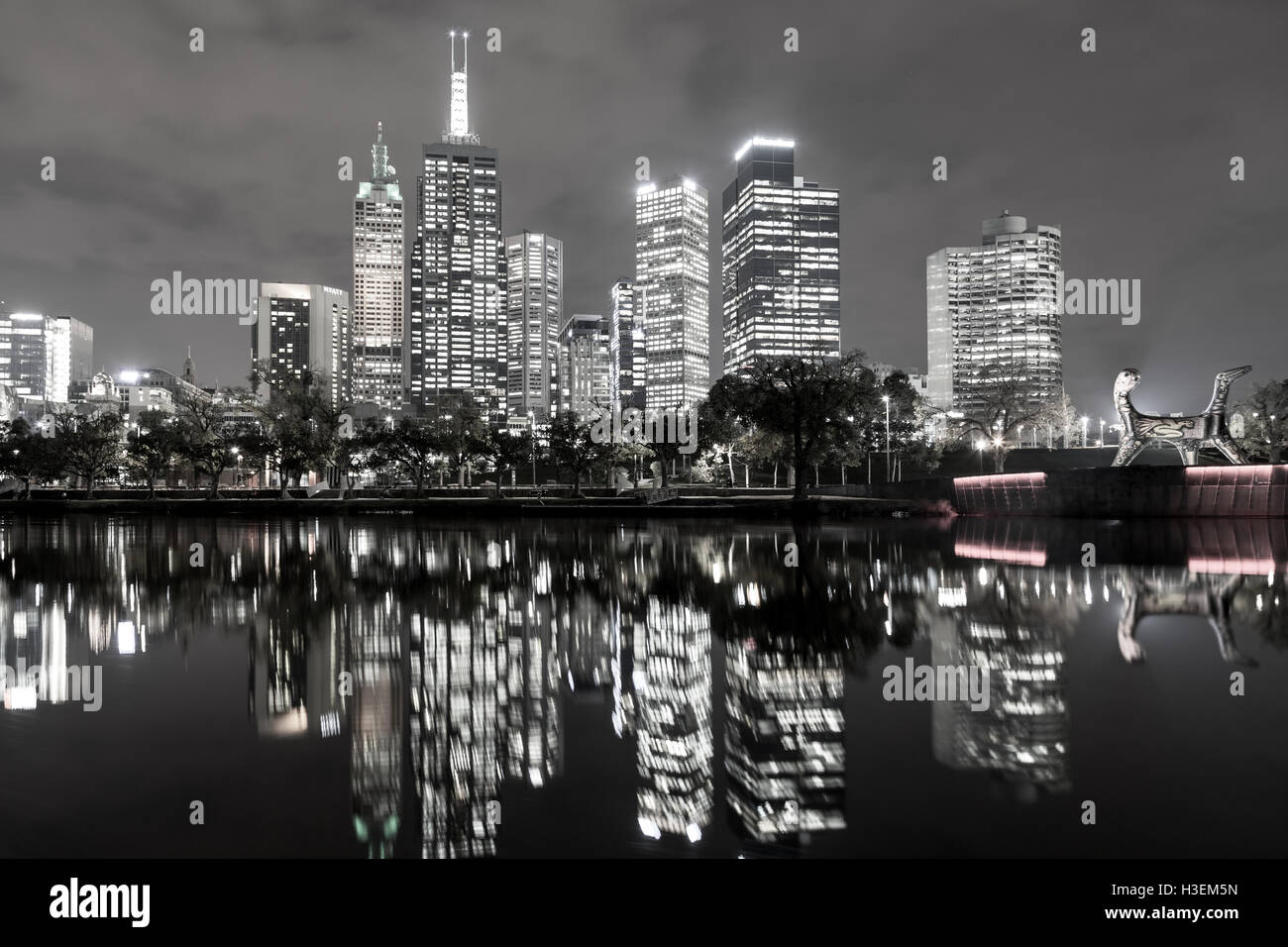 Melbourne, Australie - le 24 avril 2015 : vue sur l'horizon sur la rivière Yarra en noir et blanc Banque D'Images