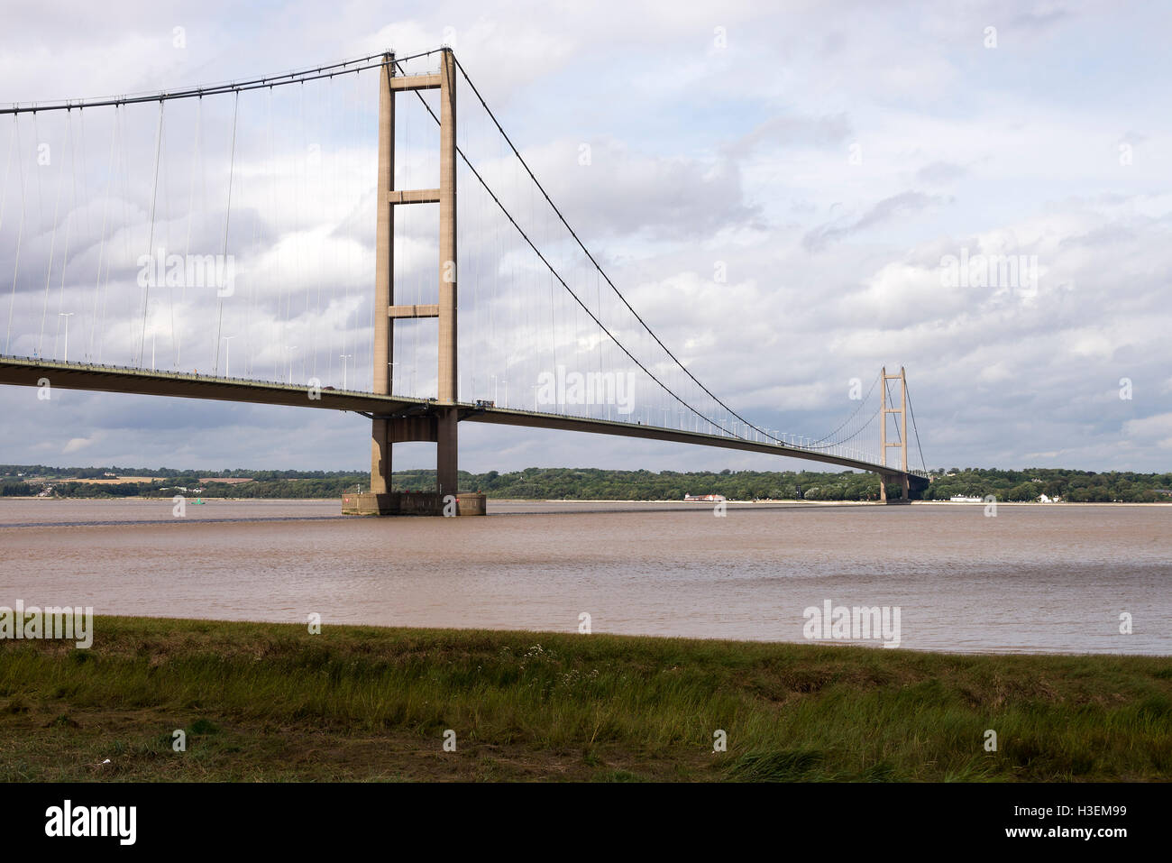 Le pont suspendu Humber traverse l'estuaire de la rivière Humber du Lincolnshire au Yorkshire Angleterre Royaume-Uni Banque D'Images