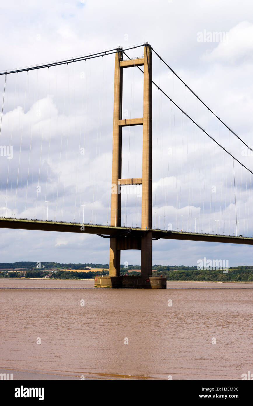 Le pont suspendu Humber traverse l'estuaire de la rivière Humber du Lincolnshire au Yorkshire Angleterre Royaume-Uni Banque D'Images