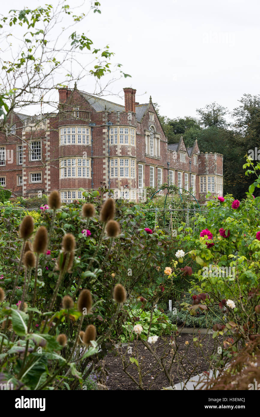 Le Burton Agnes Hall et les jardins magnifiquement entretenus à Burton Agnes près de Driffield East Yorkshire Angleterre Royaume-Uni Banque D'Images