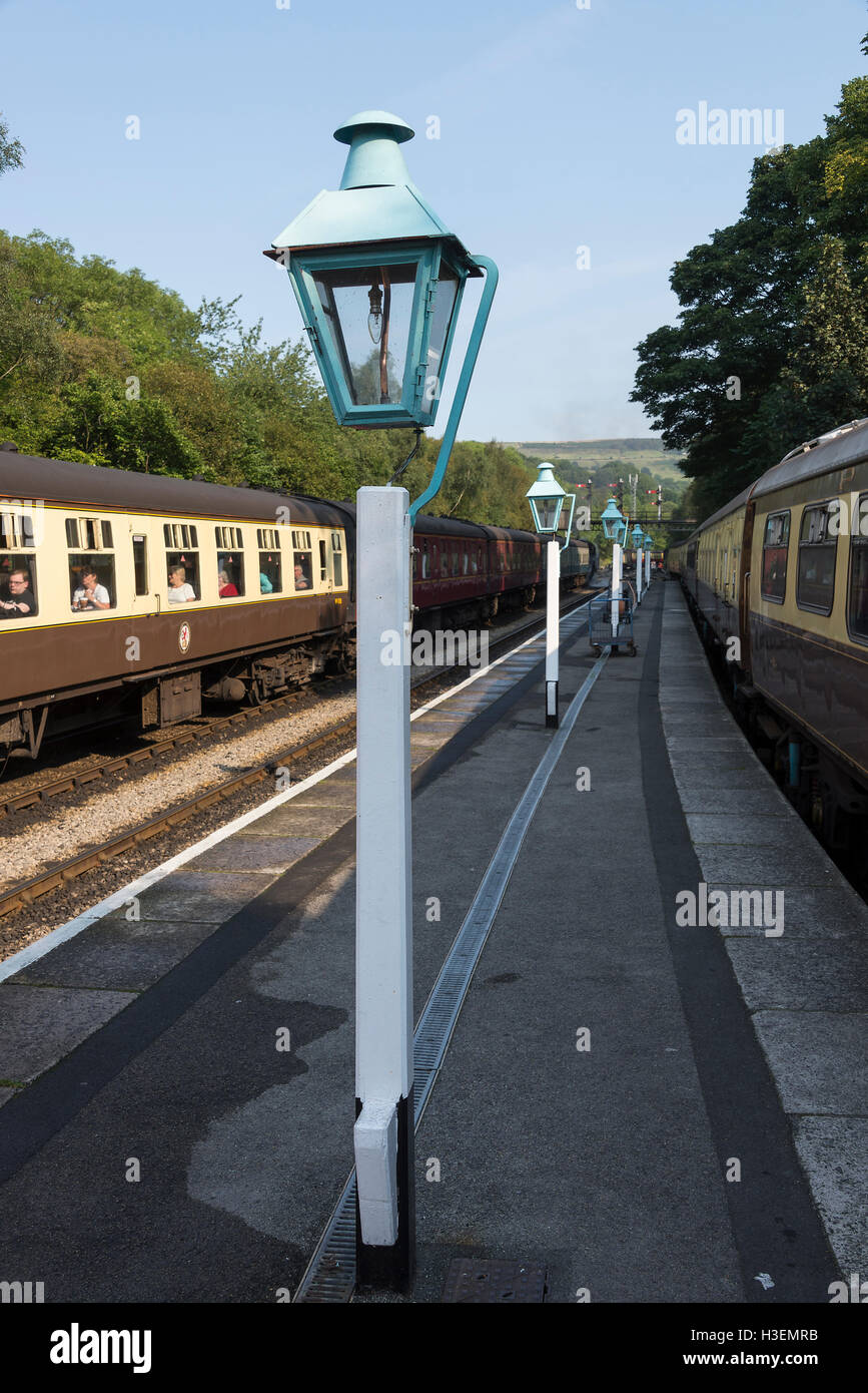 Chariots à plate-forme et la vieille gare Grosmont North York Moors Railway Grosmont Yorkshire Angleterre Royaume-Uni UK Banque D'Images