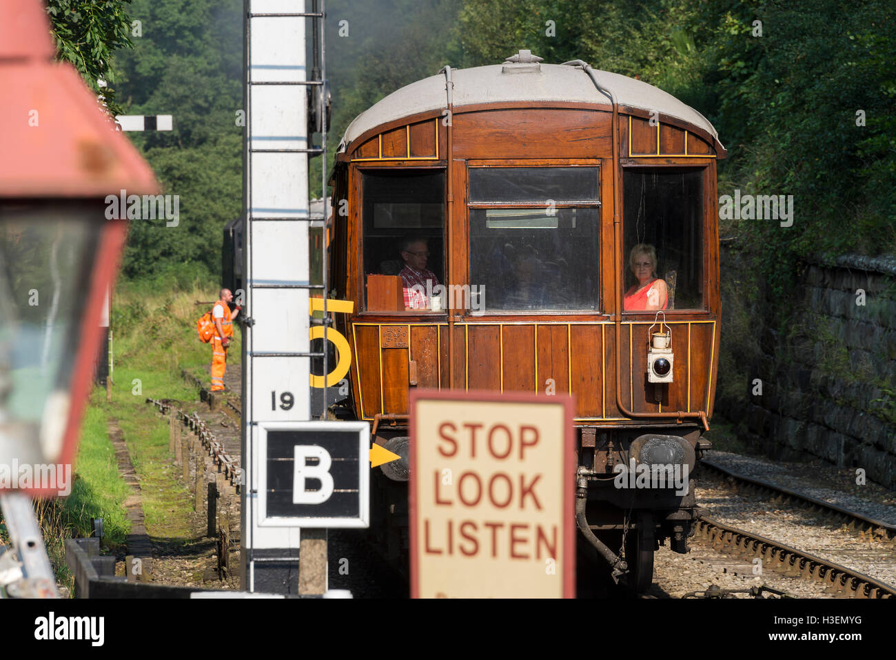 Voiture d'observation à l'arrière du train de quitter Goathland sur North York Moors Railway Goathland Yorkshire Angleterre Royaume-Uni UK Banque D'Images