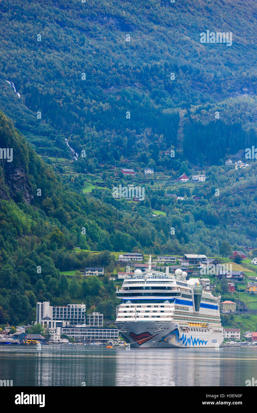 La croisière en sol aida le Geirangerfjord, Norvège Banque D'Images