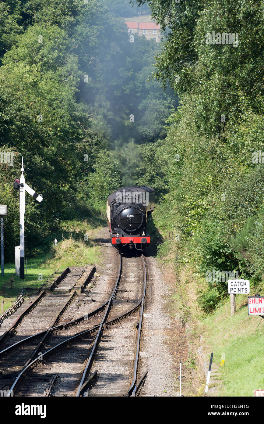 Un Q6 moteur à vapeur restauré 63395 tirant un train de voyageurs en gare de Goathland sur le North Yorkshire Moors Railway Angleterre Royaume-Uni UK Banque D'Images
