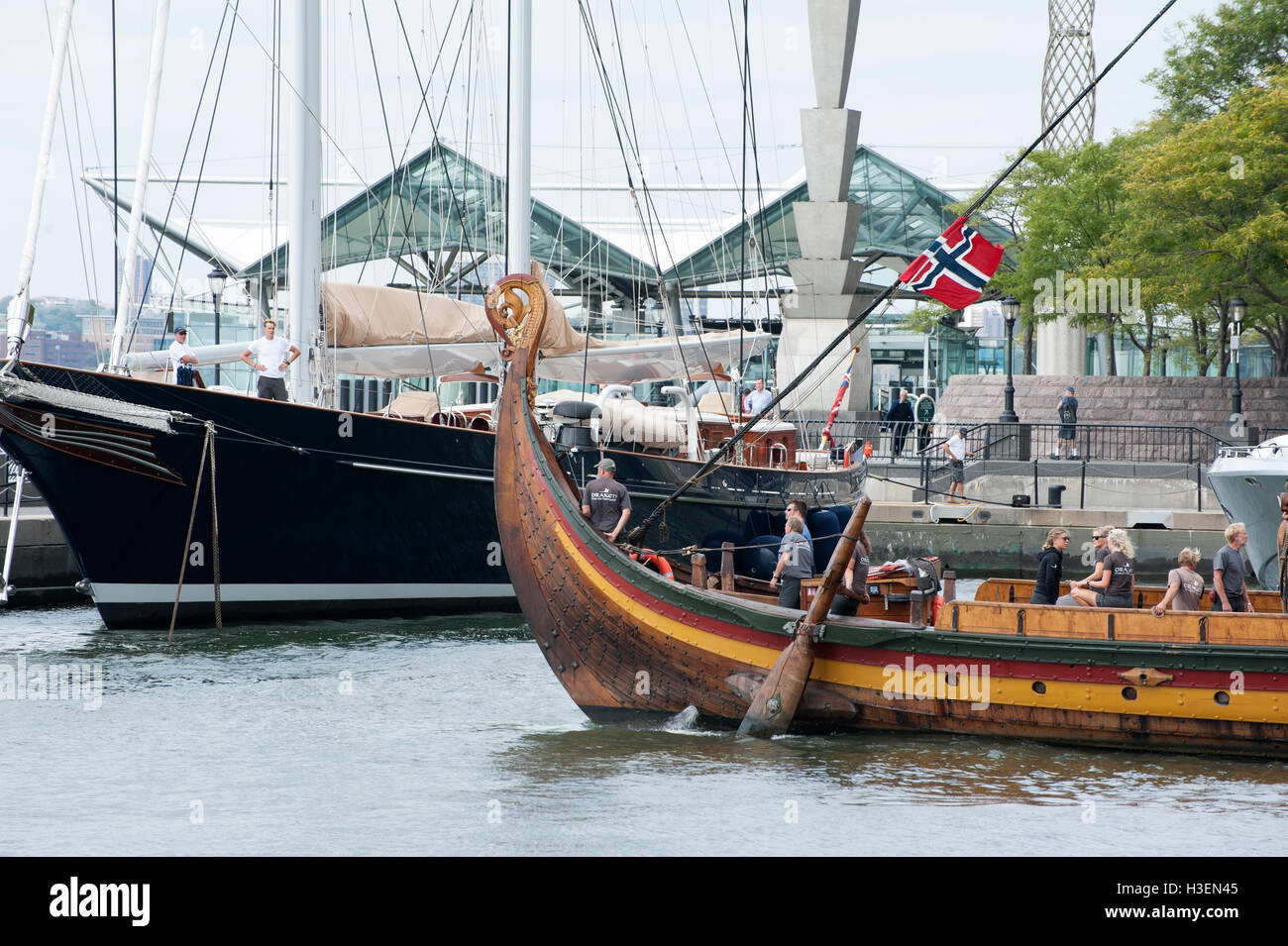 Le drakkar viking Harald Hårfagre, Draken, laissant au Nord Cove Marina dans Battery Park City sur sa façon de Mystic, Connecticut. Banque D'Images