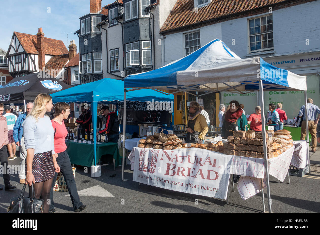 Stands colorés entourés de personnes à la fête de l'Oxfordshire Thame Angleterre Royaume-Uni UK Banque D'Images