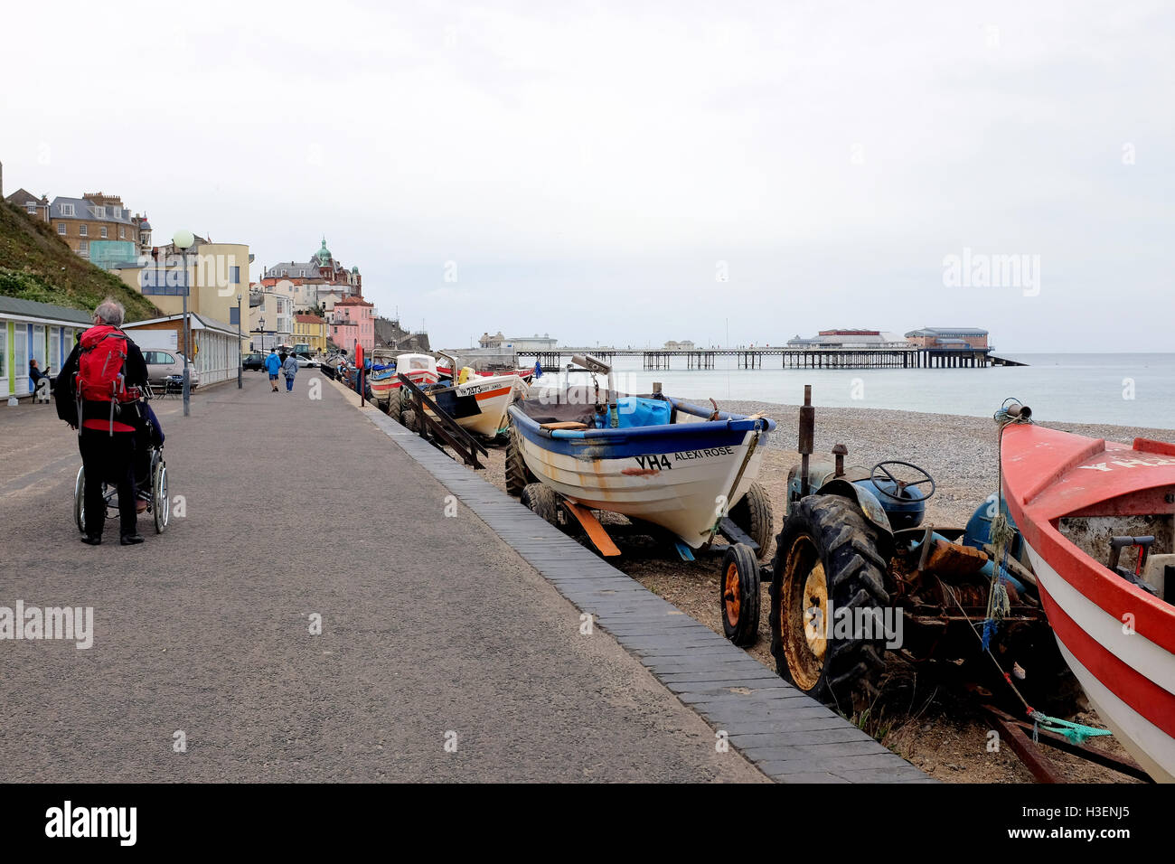 Cromer, Norfolk, Royaume-Uni. Le 26 septembre 2016. Bateaux de pêche prêts à lancer le long de la promenade sud grâce à la jetée en arrière-plan Banque D'Images