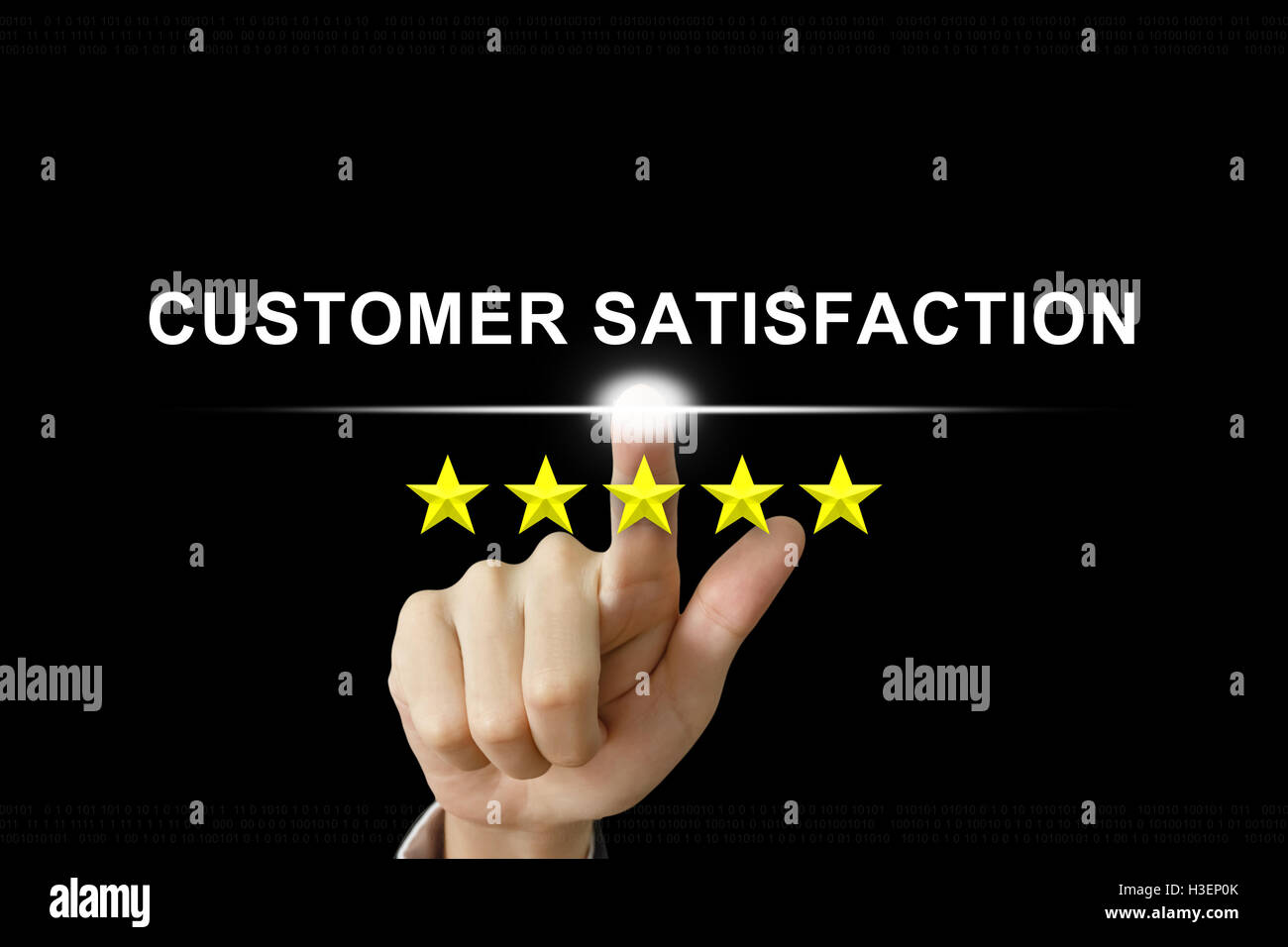 La main d'affaires en cliquant sur la satisfaction client avec cinq étoiles sur l'écran Banque D'Images