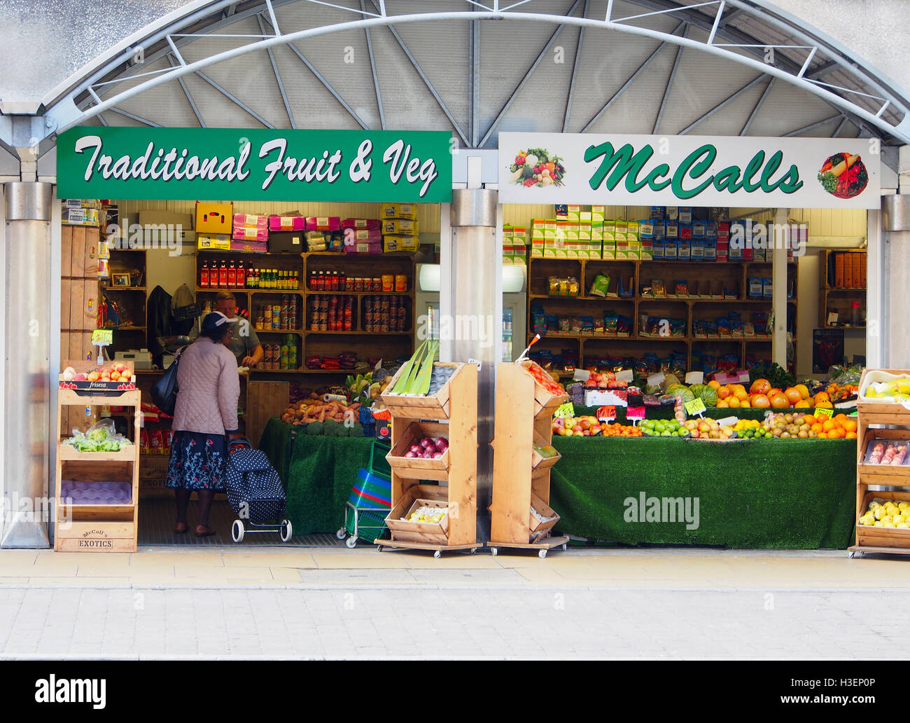 Boutique de blocage en plein centre de la vente de fruits et légumes traditionnels et autres produits, avec le commerçant au service d'une clientèle féminine. Banque D'Images