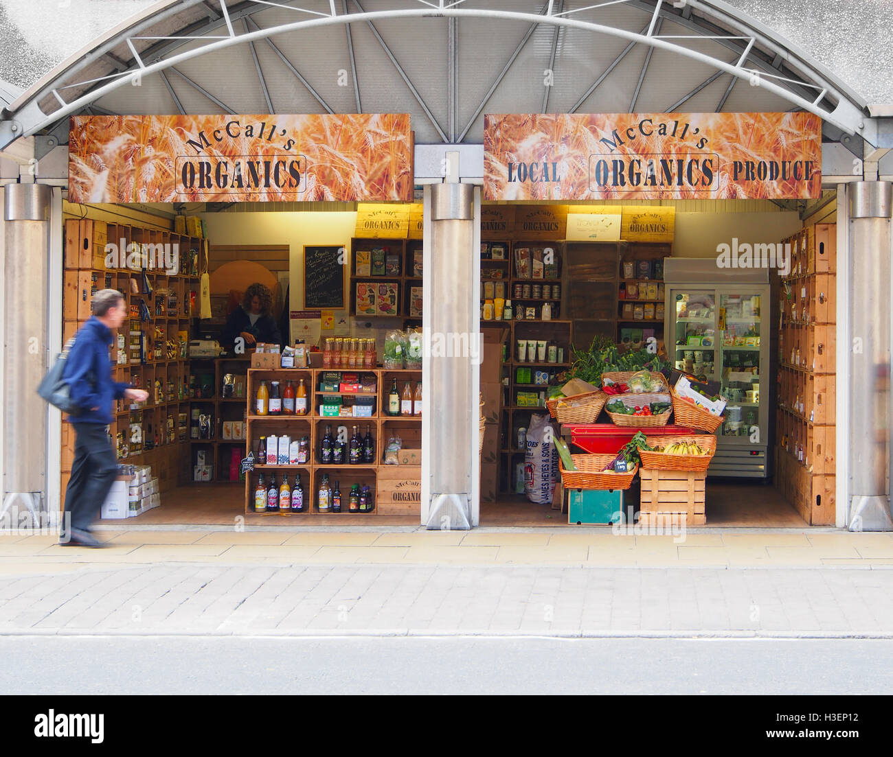 Lock up indépendant boutique dans le centre de Manchester, la vente de produits biologiques locaux, fruits et légumes, il y a 2 personnes dans l'image. Banque D'Images