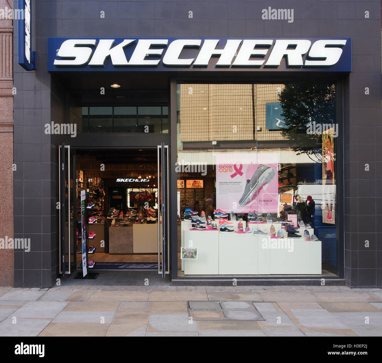 Sketchers chaussure boutique dans le centre de Manchester, Angleterre, RU, montrant la vitrine d'affichage, la porte et l'intérieur et pas de personnes dans la boutique. Banque D'Images