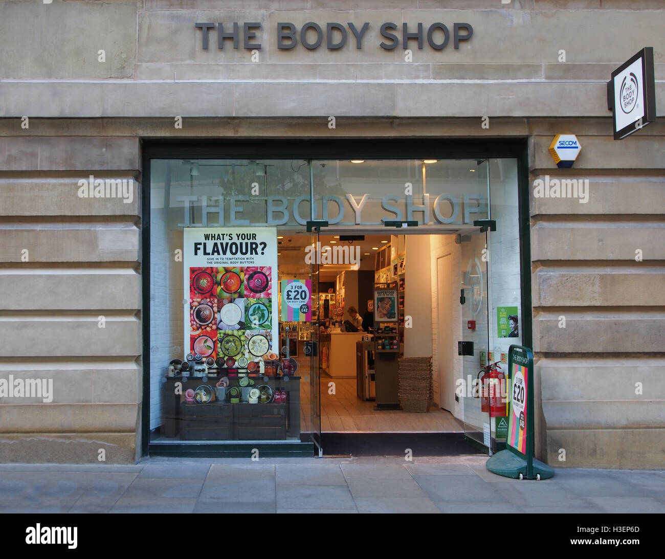 Body shop front window display Banque de photographies et d’images à