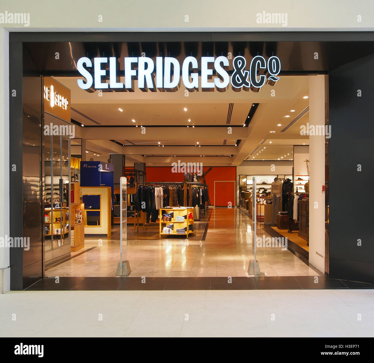 Vue de l'entrée de Selfridges dans le centre-ville de Manchester center, montrant l'intérieur et l'extérieur. L'un des plus grands magasins. Banque D'Images