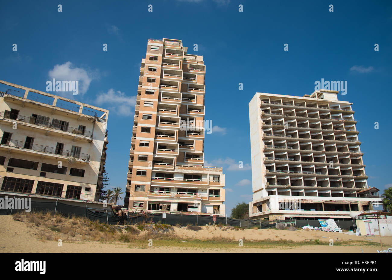 Palm Beach hôtels abandonnés avec prêt à s'effondrer à Varosha Ghost Town, Famagusta, Chypre du Nord Banque D'Images