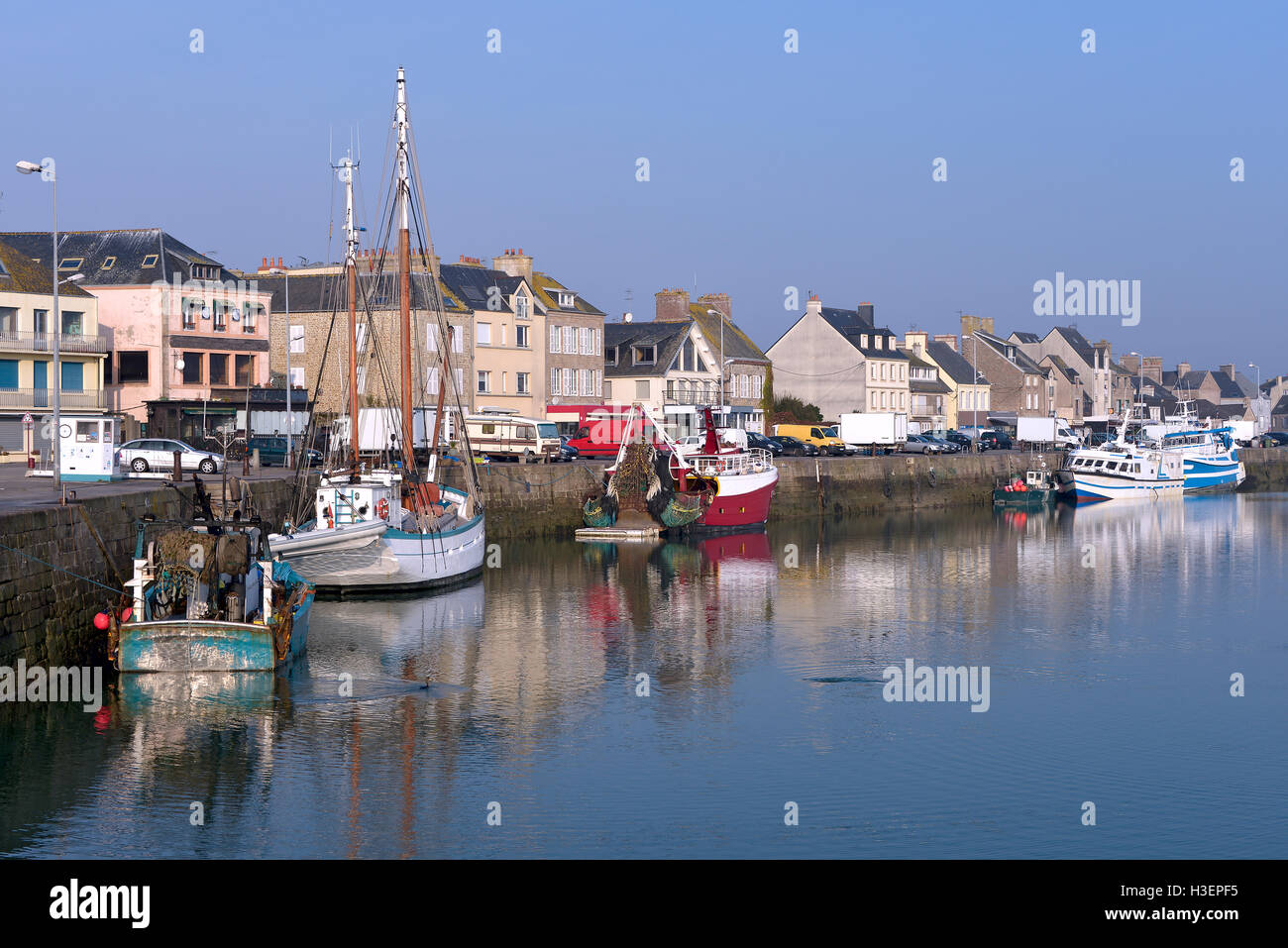 Le port de saint vaast la hougue Banque de photographies et d’images à ...