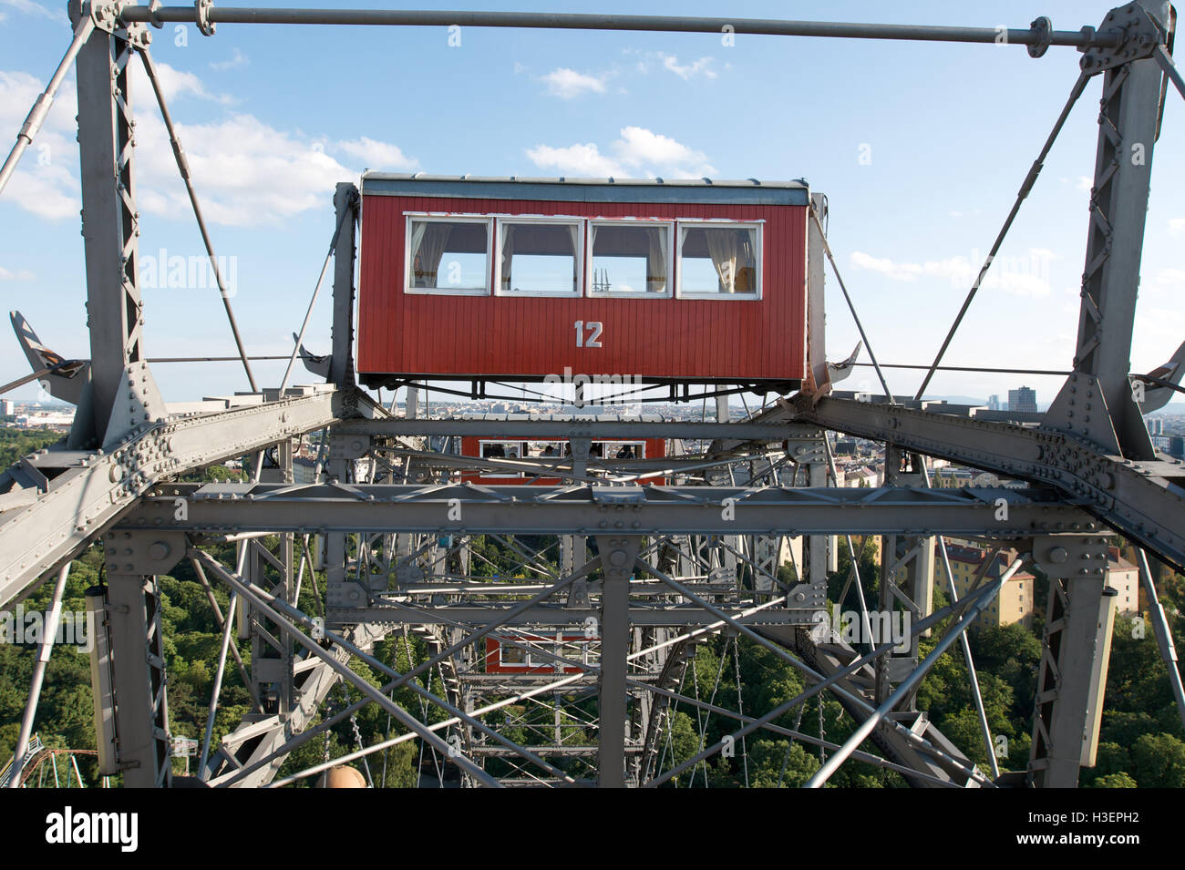 Voiture voyageurs sur le 64,75 mètres de hauteur Wiener Riesenrad Grande Roue au Prater, Vienne Banque D'Images
