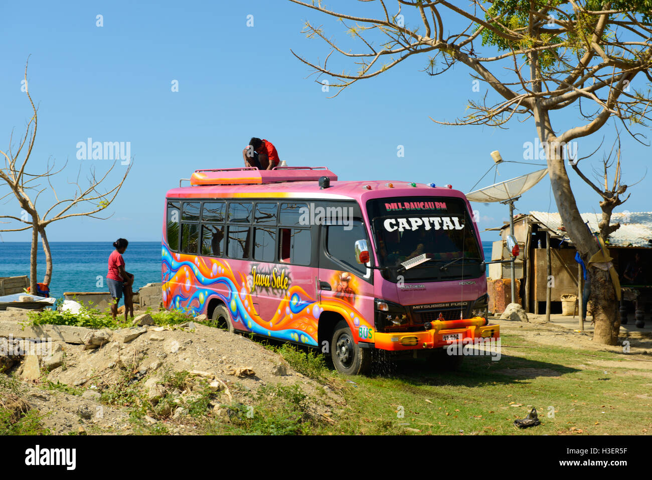Bus colorés par la plage, Dili, Timor Leste Banque D'Images
