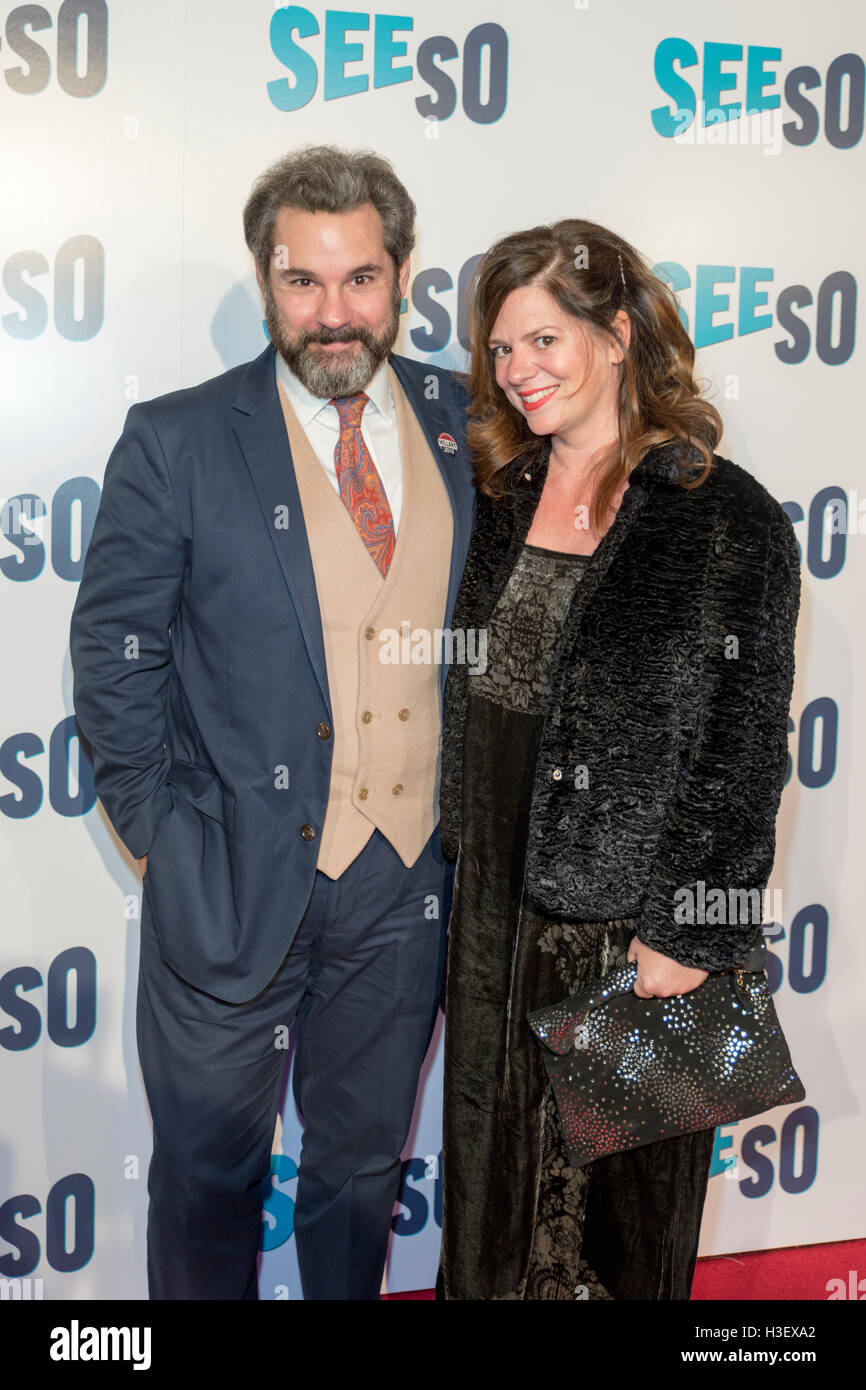 Paul F. Tompkins avec Jannie Haddad-Tompkins arrivent à VIP Premiere de Bajillion Propriétés Dollar, la deuxième saison au théâtre à l'Ace Hotel, Los Angeles, CA Banque D'Images