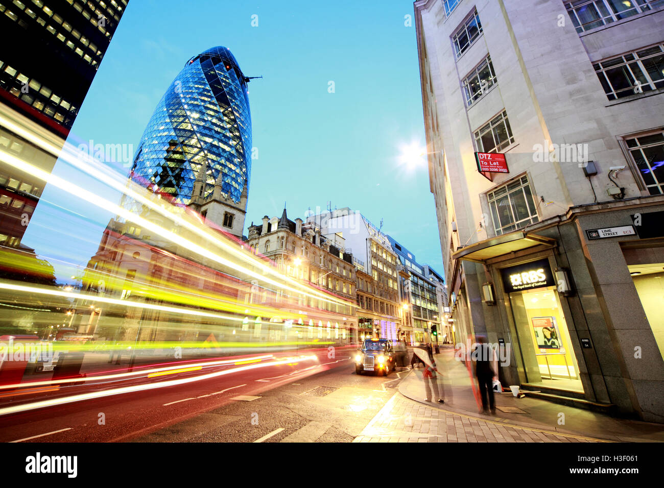 30 St Mary Axe,Cornichon,Swiss Re Building,Ville de Londres,Angleterre au crépuscule Banque D'Images