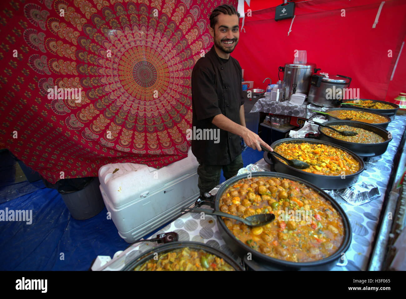 La cuisine marocaine préparée street style sur Sauchihall Street Glasgow dans de grandes casseroles métalliques à emporter Banque D'Images