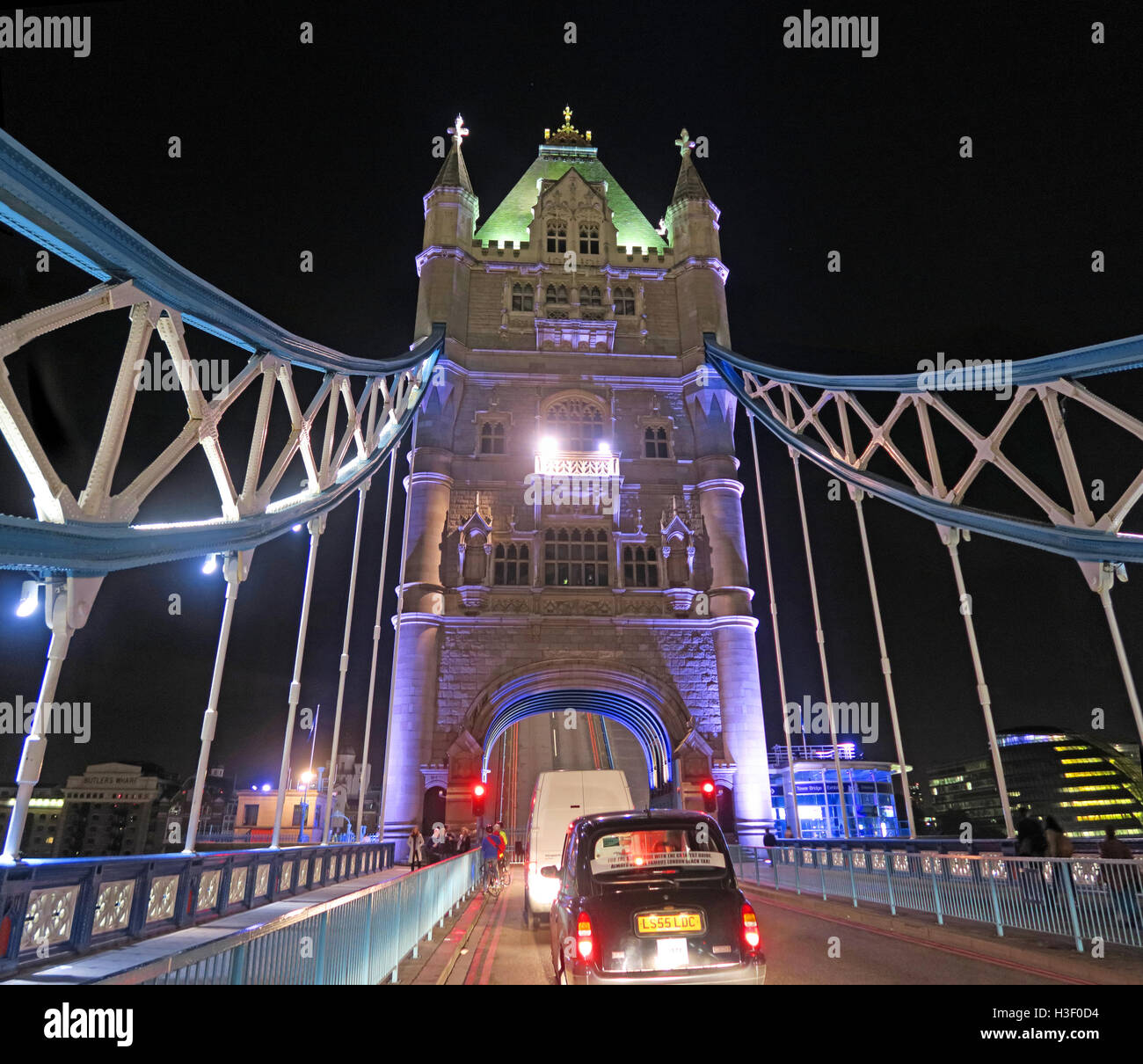 Tower Bridge nuit répare et embouteillage d'ouverture, au-dessus de la Tamise, Londres, Angleterre, avec taxi noir traditionnel Banque D'Images