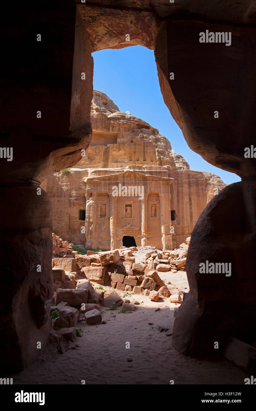 Un aperçu de la tombe du soldat romain à l'intérieur de la ville perdue nabatéenne de Petra, en Jordanie, au Moyen-Orient. Banque D'Images