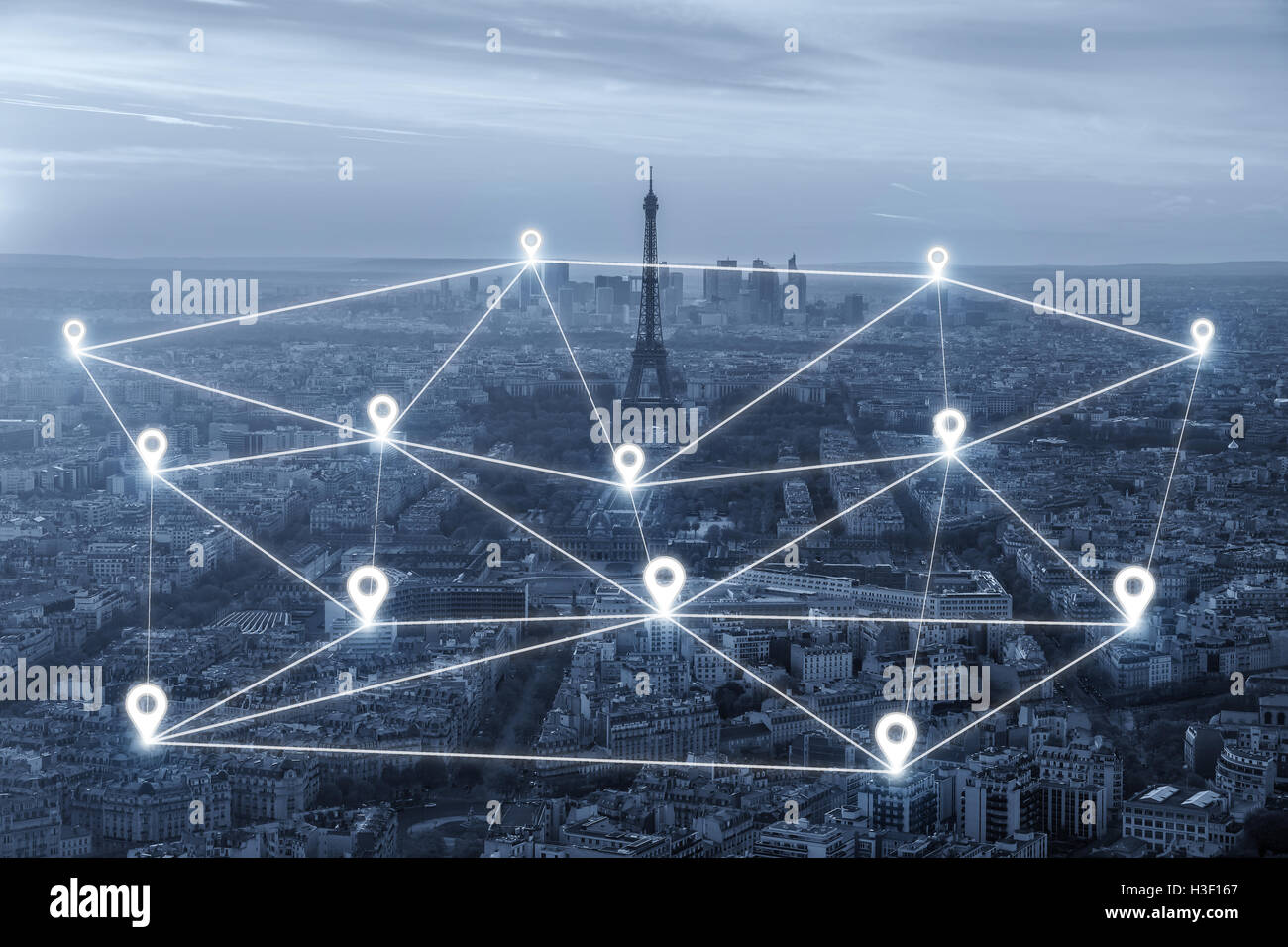 La carte de connexion réseau pin appartement au-dessus de la ville de Paris. Concept de connexion réseau Banque D'Images