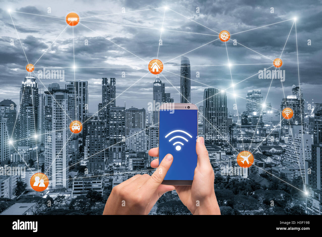 Hand holding smartphone avec Bangkok city scape et connexion Wi-Fi au réseau local connexion réseau. Connexion réseau concept Smart city Banque D'Images Hand holding smartphone avec Bangkok city scape et connexion Wi-Fi au réseau local connexion réseau. Connexion réseau concept Smart city Banque D'Images