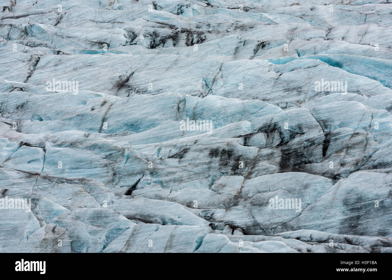 Glacier Skaftafellsjokull avec brown lake au bas du glacier avec des blocs de glace sur l'Islande. Banque D'Images