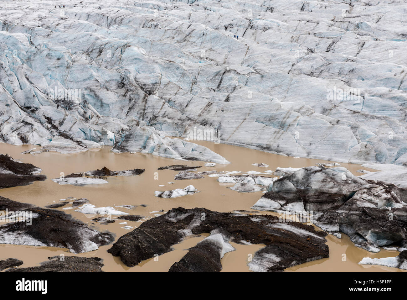 Glacier Skaftafellsjokull avec brown lake au bas du glacier avec des blocs de glace sur l'Islande. Banque D'Images