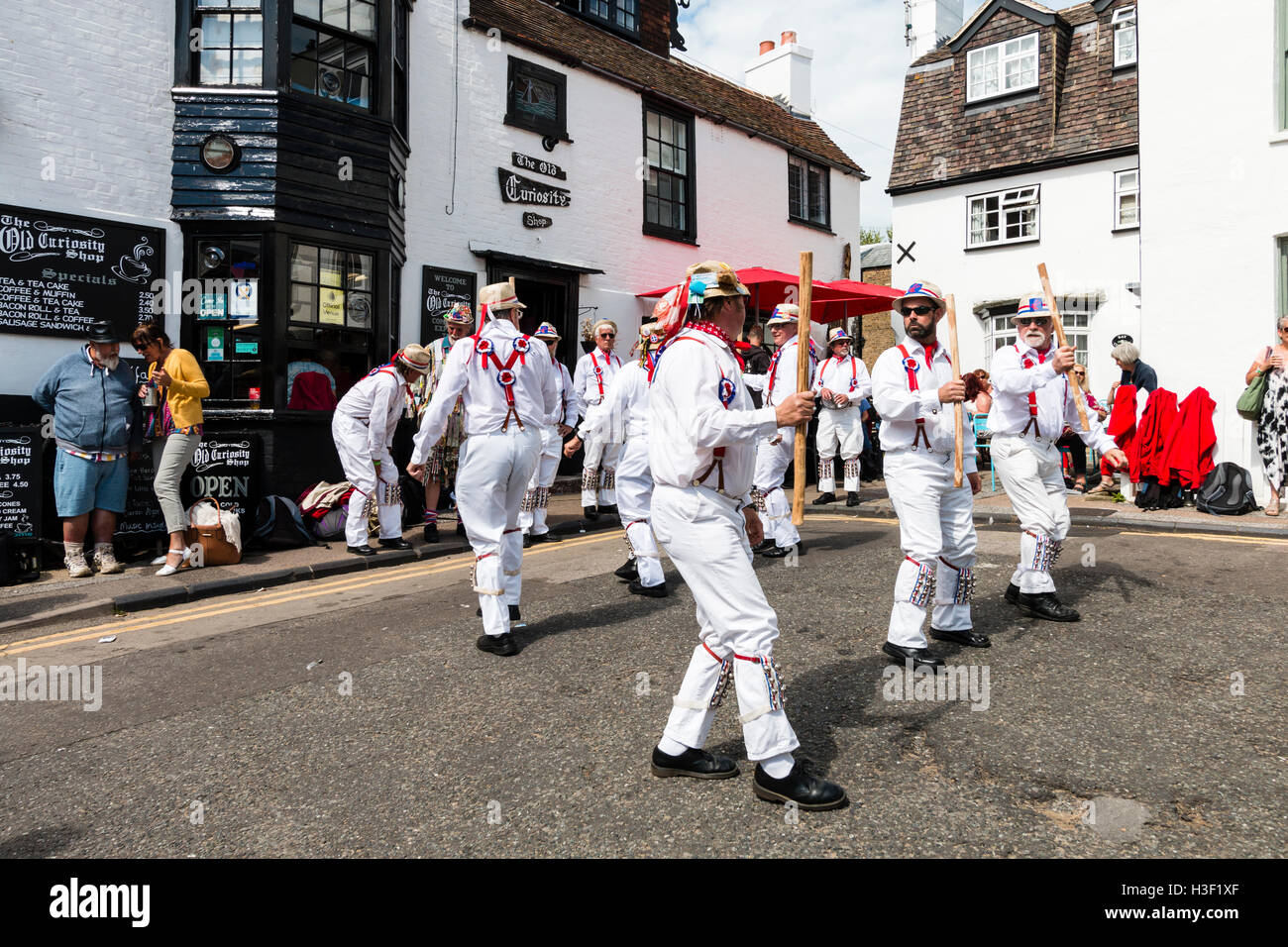 Broadstairs Folk Semaine. Danse folklorique traditionnel anglais, Hartley Morris dancing côté polonais, et en style, en dehors de la Cotswold Old Curiosity Shop Banque D'Images