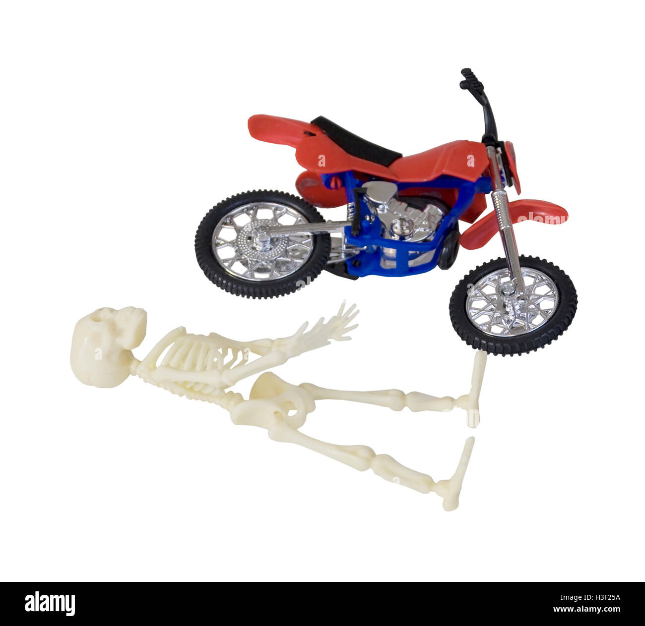 Pose sur sol squelette à côté de chemin - Moto inclus Banque D'Images