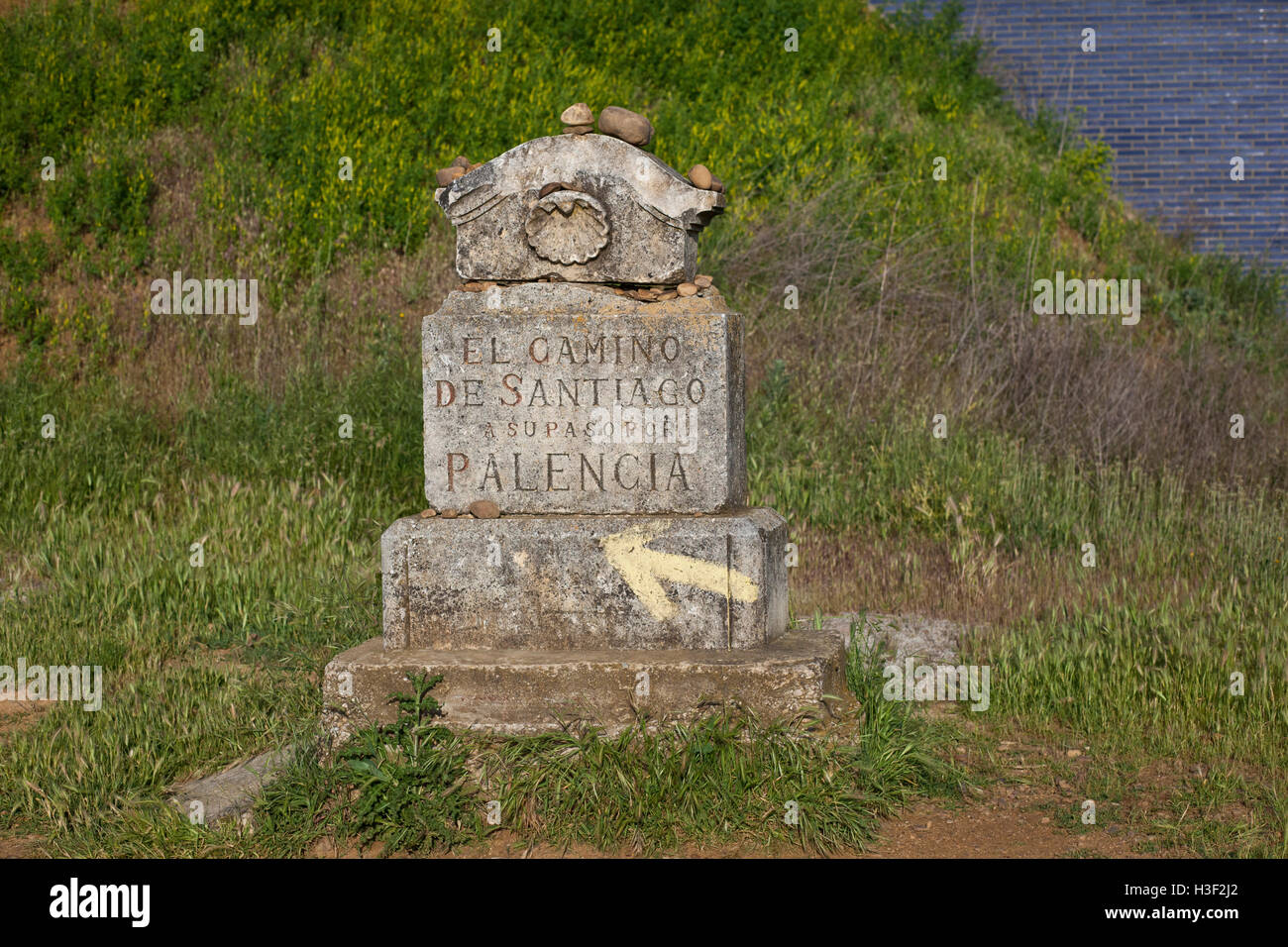 Un marqueur de pierre indique le début de la province de Palencia le long du chemin de Saint Jacques, route Frances Banque D'Images