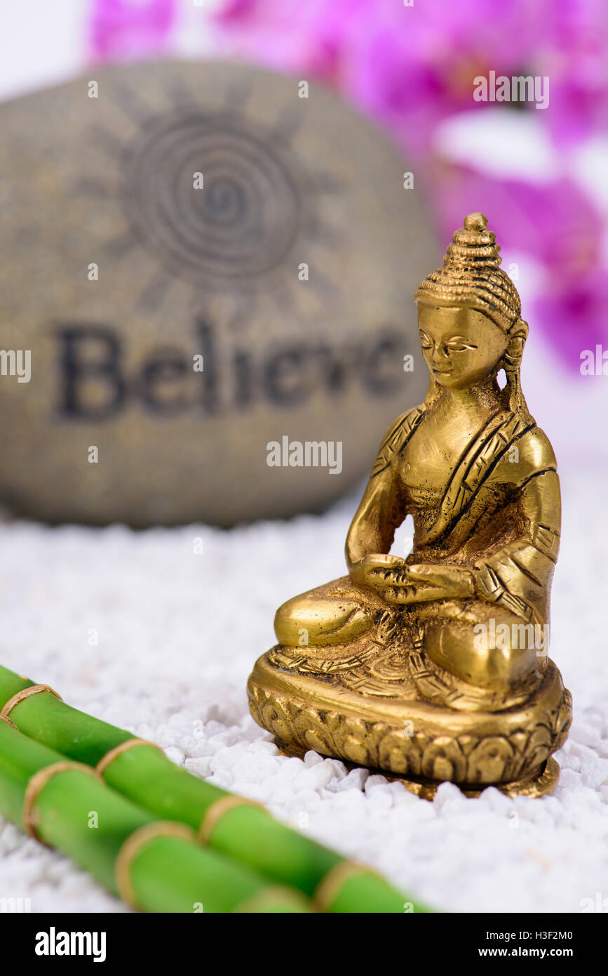 Jardin zen japonais avec la figure de Bouddha Banque D'Images