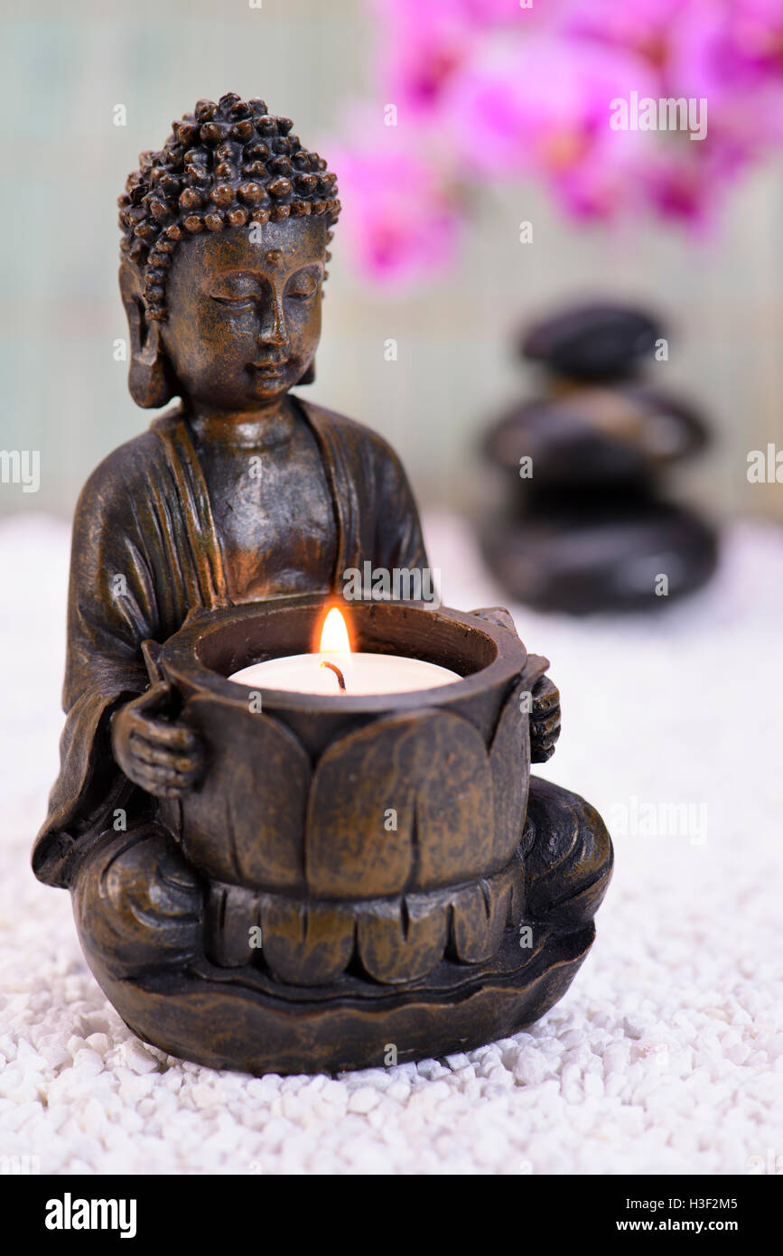 Jardin zen japonais avec la figure de Bouddha Banque D'Images