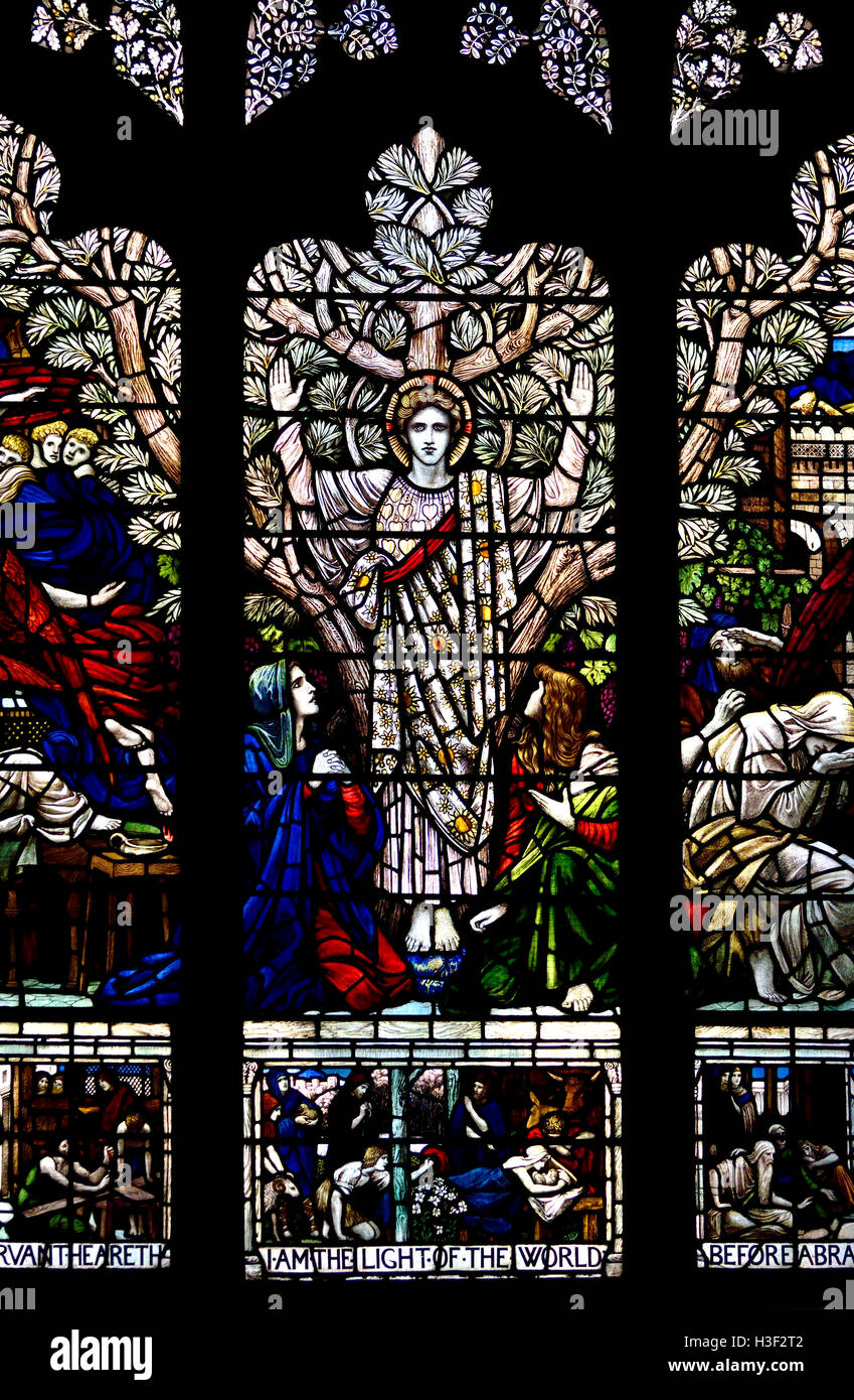 Londres, Angleterre, Royaume-Uni. L'église Holy Trinity, Sloane Street. Vitrail : (Sir William Richmond ; 1910) Angel Banque D'Images
