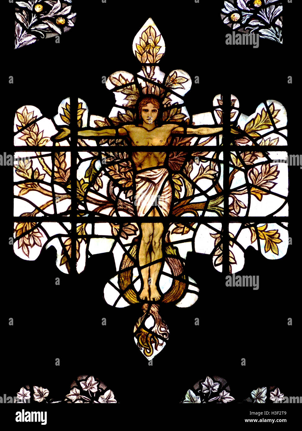 Londres, Angleterre, Royaume-Uni. L'église Holy Trinity, Sloane Street. Vitrail : Crucifixion Banque D'Images