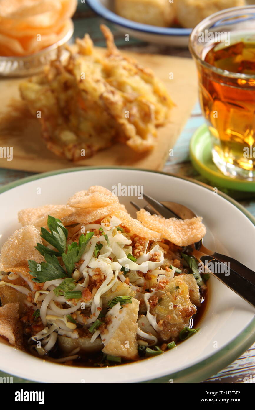 Kupat Tahu Magelang, spécialité de gâteau de riz et de pâte de soja de Magelang, Central Java, Indonésie. Banque D'Images