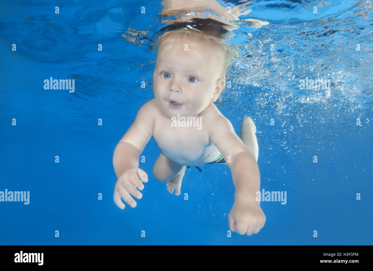 5 Mois Bebe Garcon Apprendre A Nager Sous L Eau En Classe Waterbaby Dans La Piscine Photo Stock Alamy 5 Mois Bebe Garcon Apprendre A Nager Sous L Eau En Classe Waterbaby Dans La Piscine Photo Stock Alamy