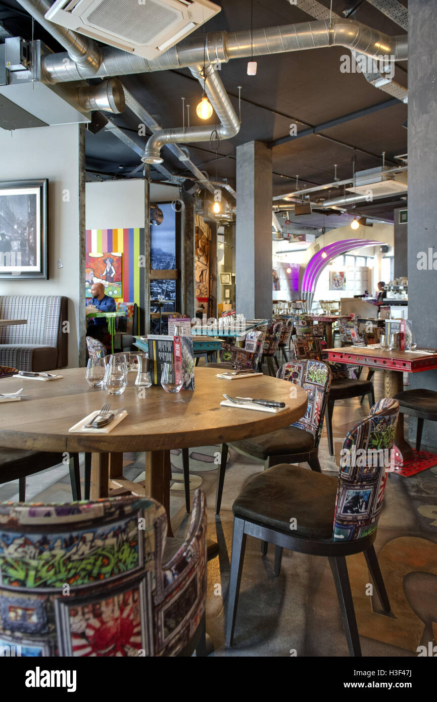 Steak de l'Art, un restaurant/bar/galerie d'art à Harborside, Bristol, Royaume-Uni. Banque D'Images Steak de l'Art, un restaurant/bar/galerie d'art à Harborside, Bristol, Royaume-Uni. Banque D'Images