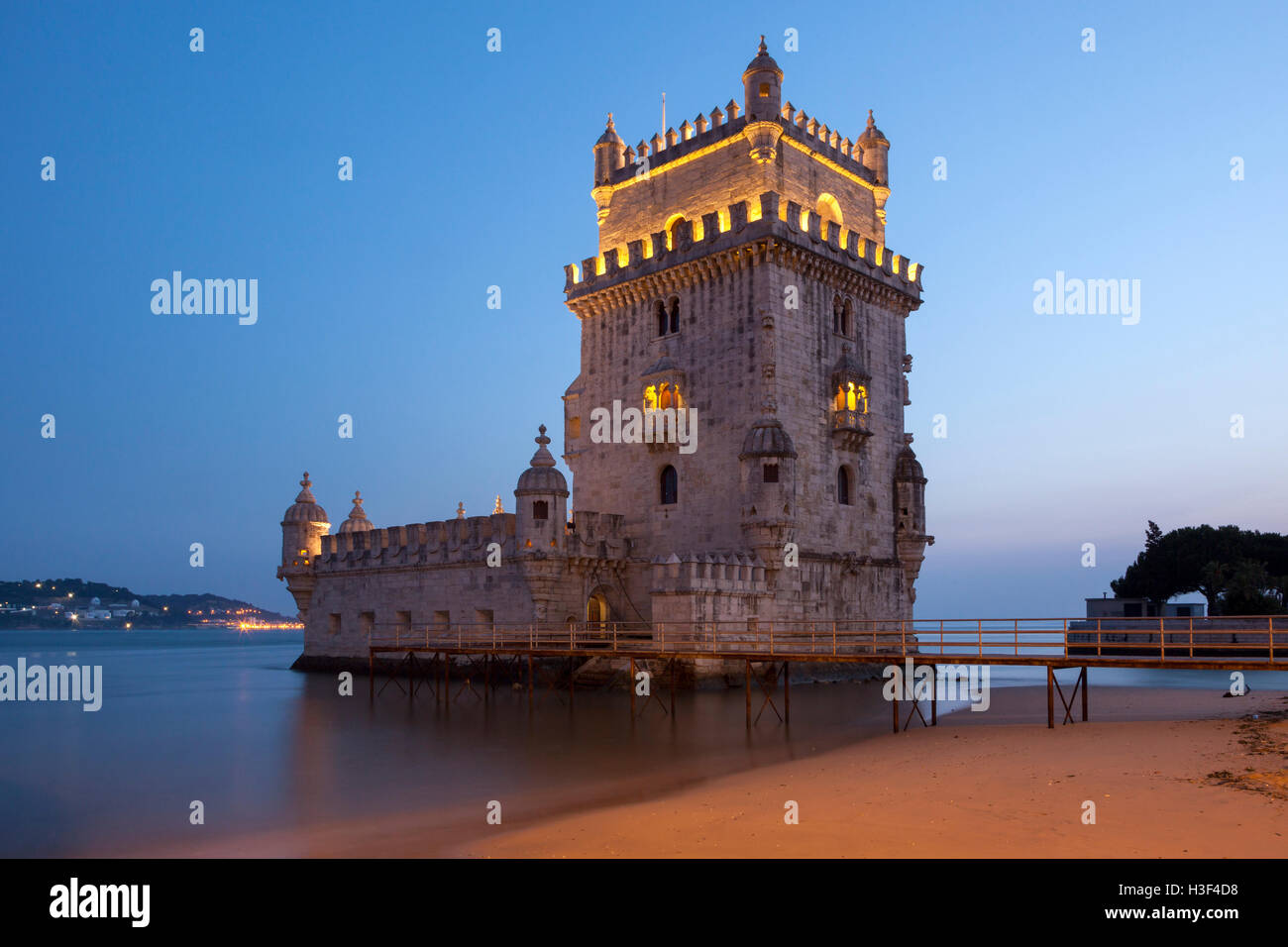 Site du patrimoine mondial de l'Tour de Belém au Tage, Lisbonne, Portugal. Une longue exposition photo de nuit. Banque D'Images