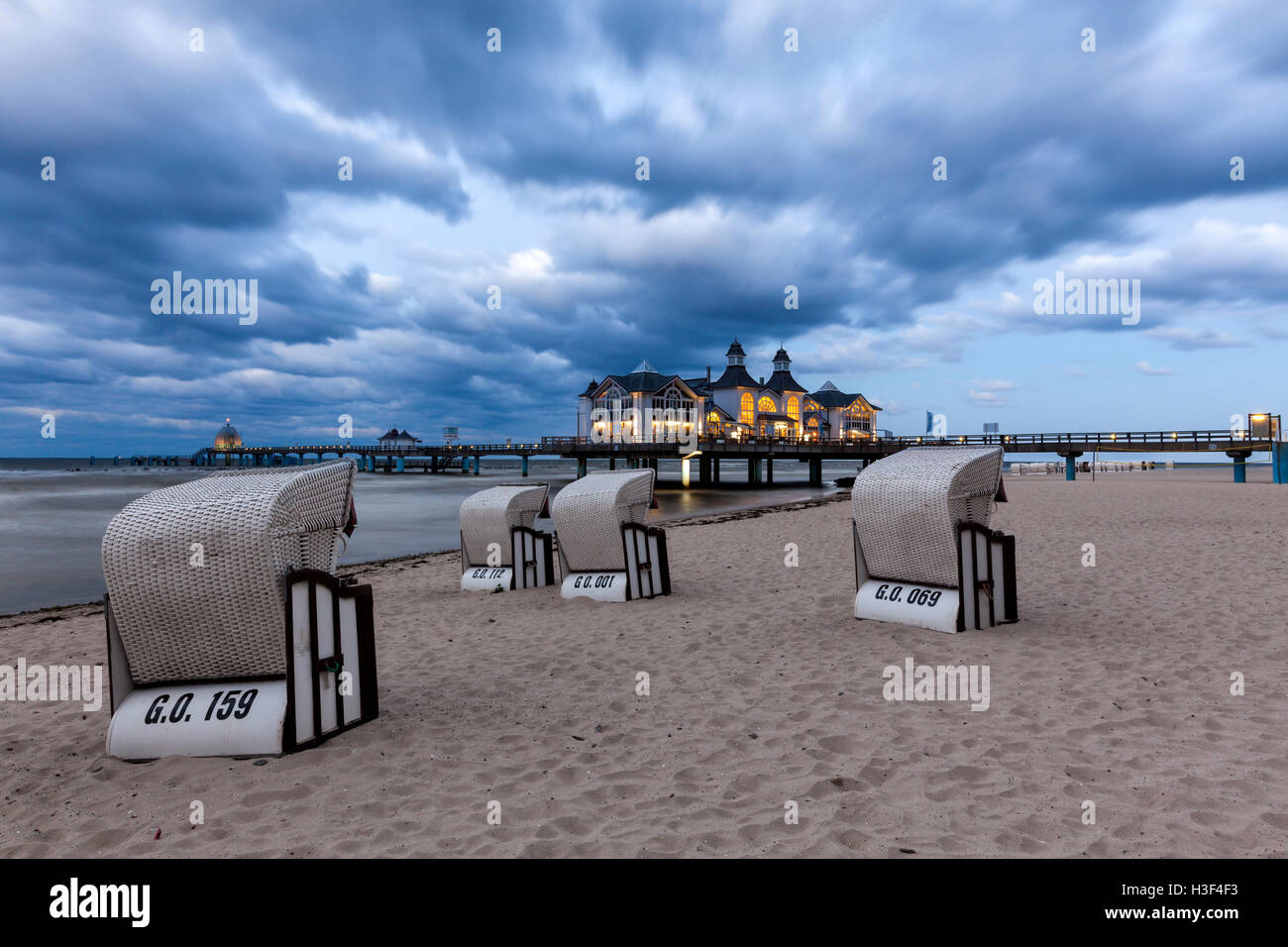 Chaises de plage en face de la jetée de Sellin, station de la mer Baltique Ruegen, au crépuscule Banque D'Images