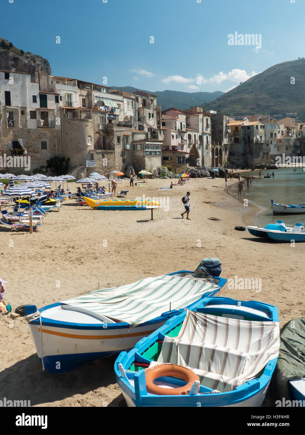 Cefalu en Sicile : la plage et le rivage Banque D'Images