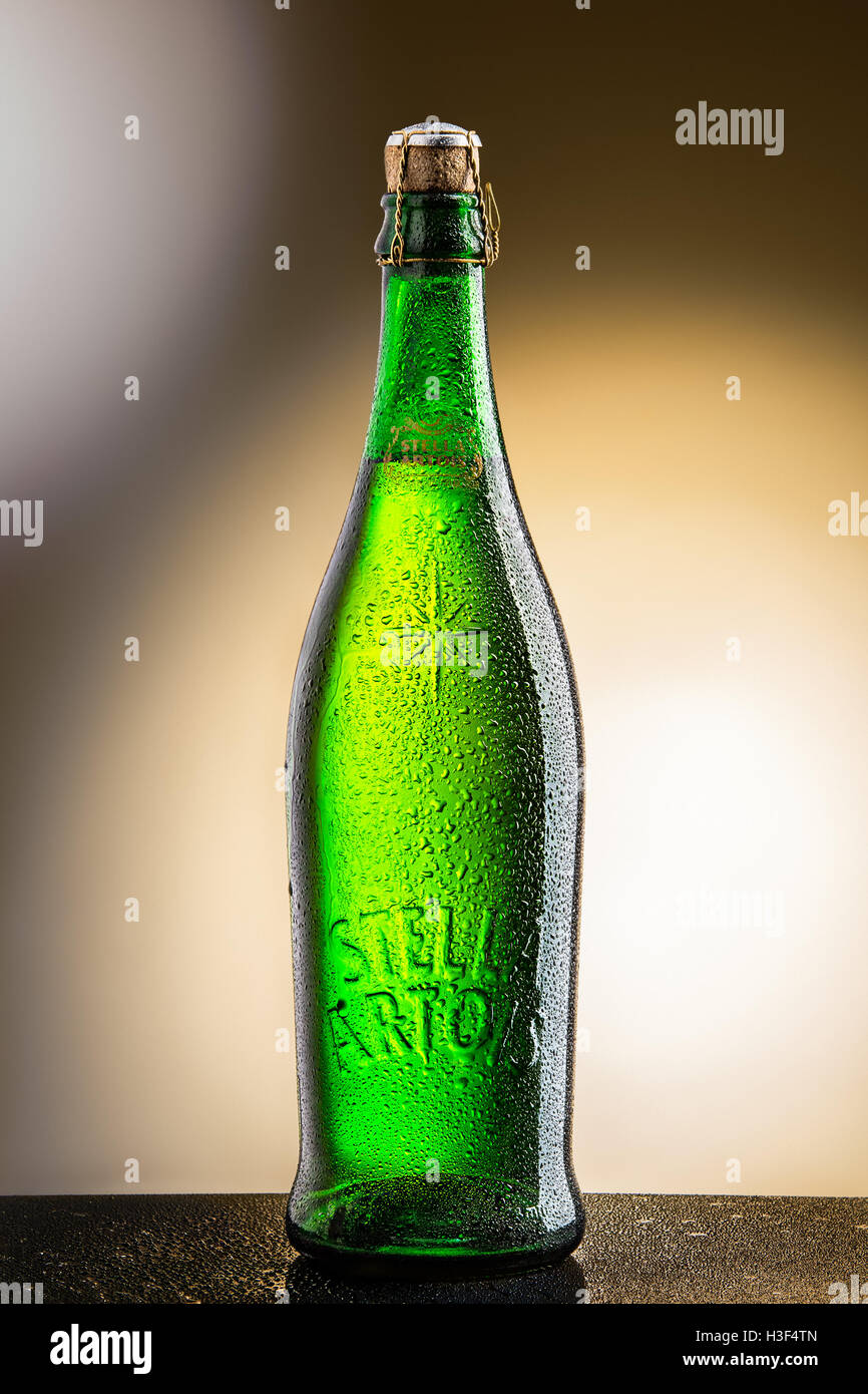 Kiev, Ukraine - 3 janvier 2015 : Stella Artois, de personnalités de marque, Anheuser-Busch InBev est une pils brassée à Louvain, Belgique, depuis 1926 Banque D'Images