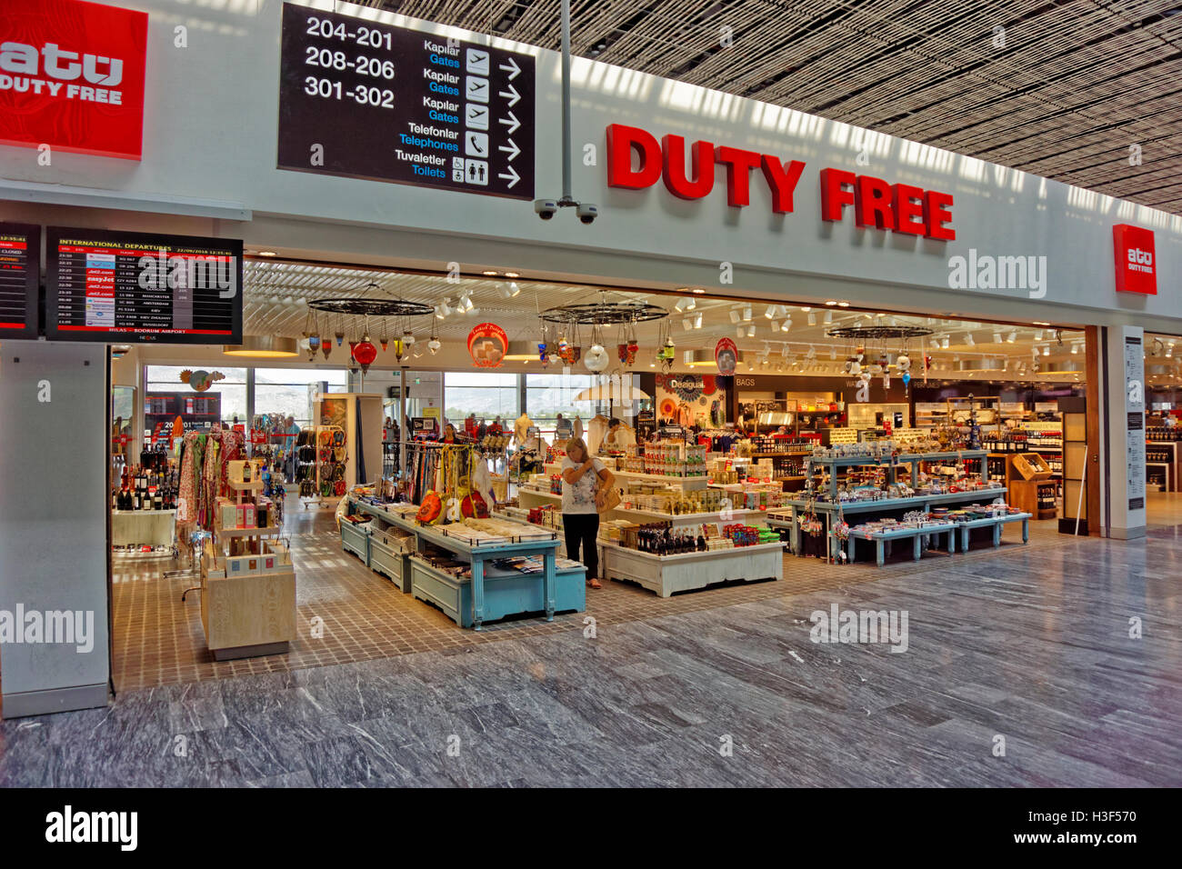 Boutique hors taxes à l'aéroport de Milas Bodrum, (BJV) Terminal International, ouvert 2013 à Province de Mugla, Turquie. Banque D'Images