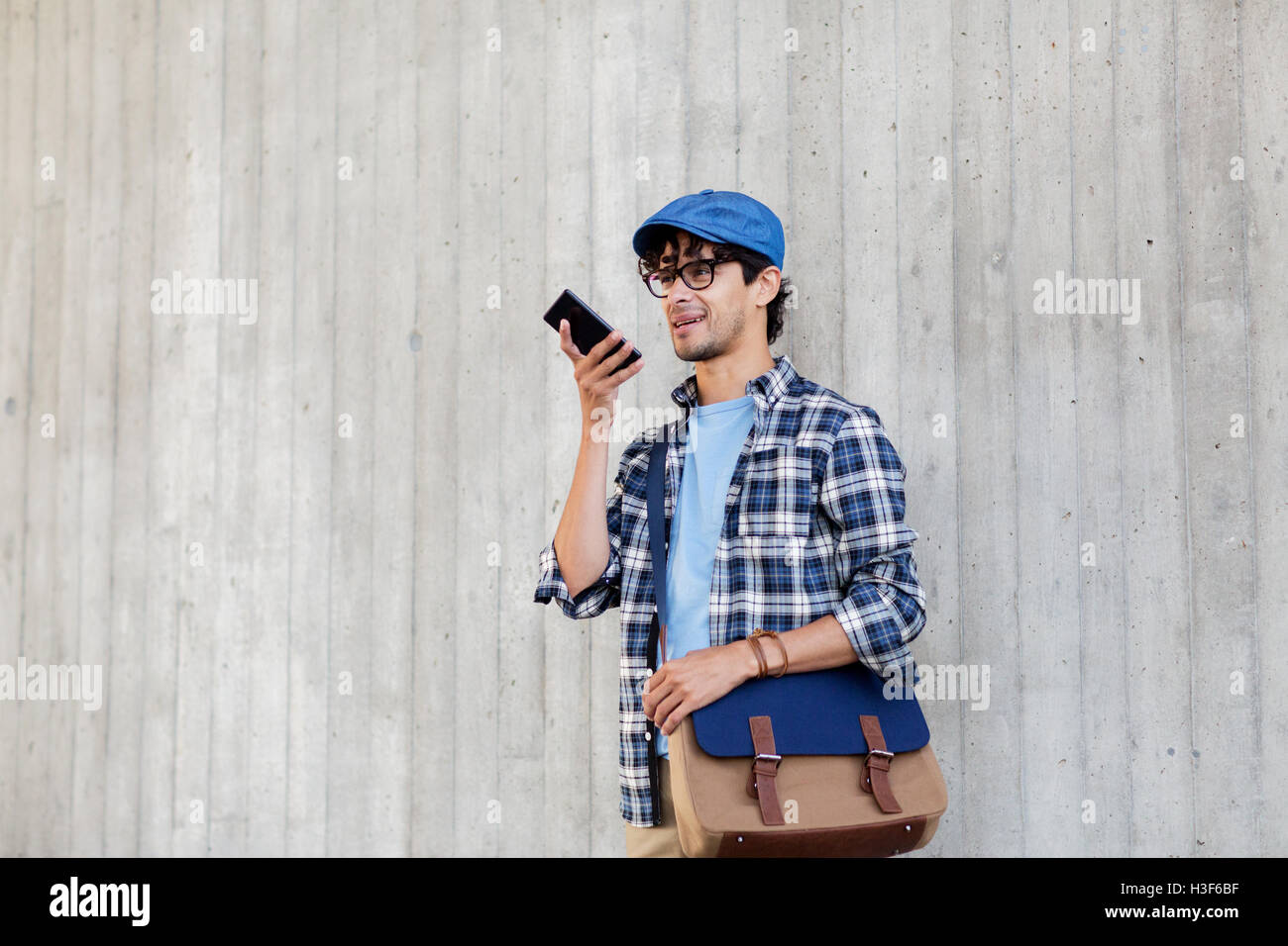 L'homme en utilisant la commande vocale ou en appelant sur smartphone Banque D'Images
