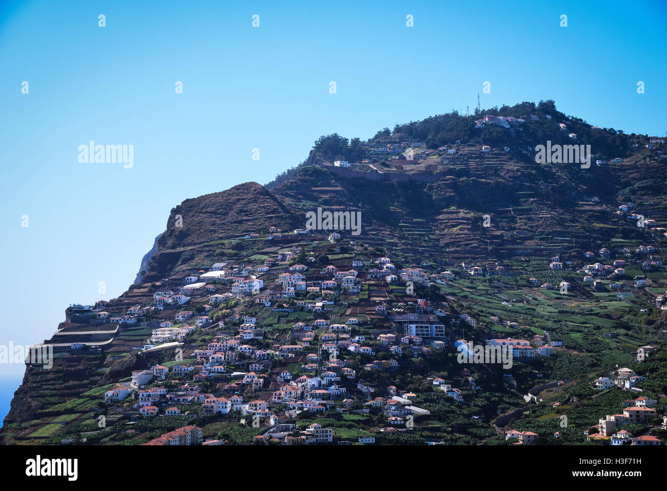 Cabo Girao village construit dans les montagnes de Madère Banque D'Images