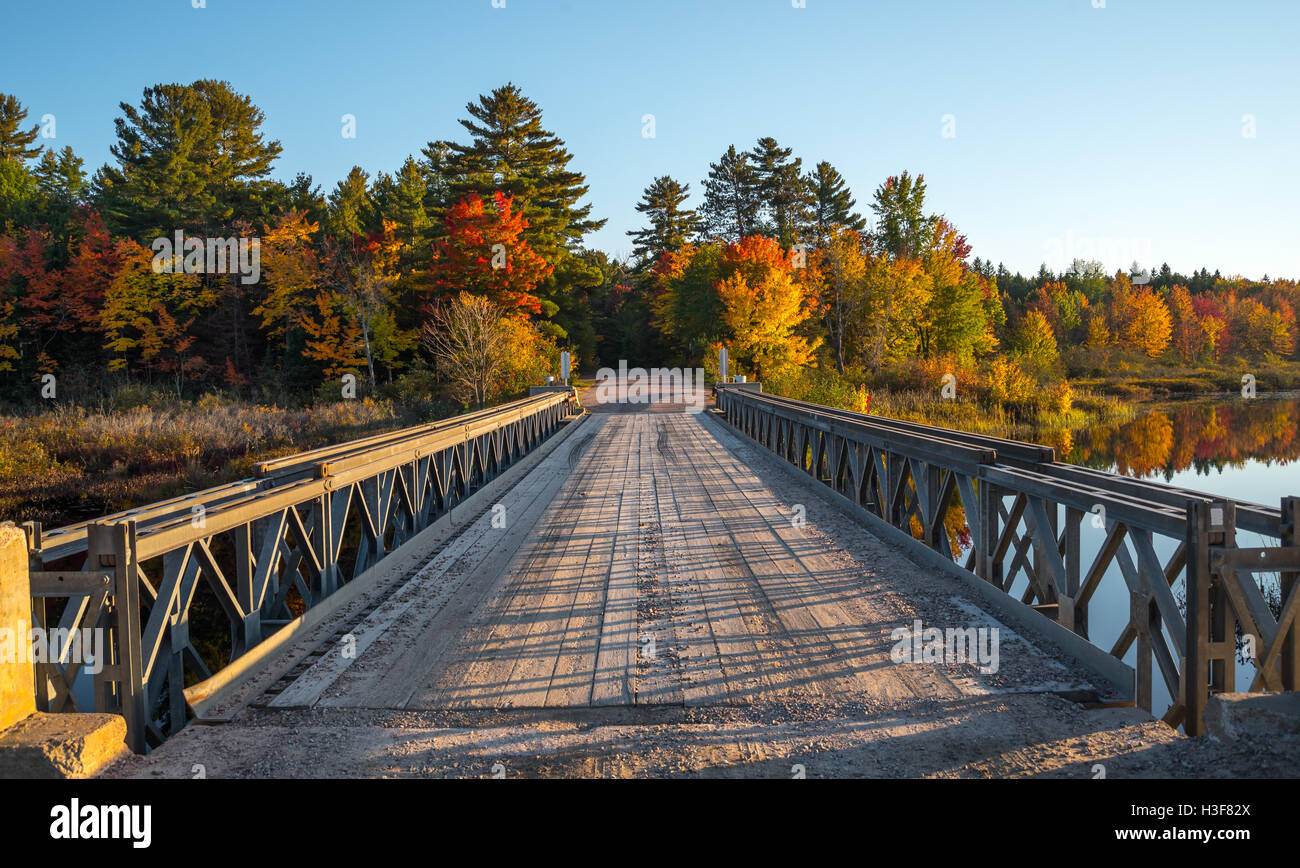 La fin de l'après-midi soleil sur une seule voie, à déploiement portable, l'acier et du bois de pont sur le lac Cory à Chalk River (Ontario) Banque D'Images
