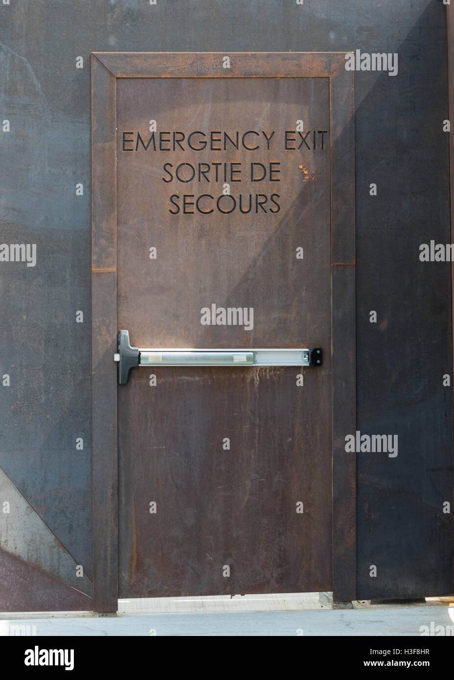 La porte de sortie en acier rouillé en anglais et en français Photo Stock -  Alamy