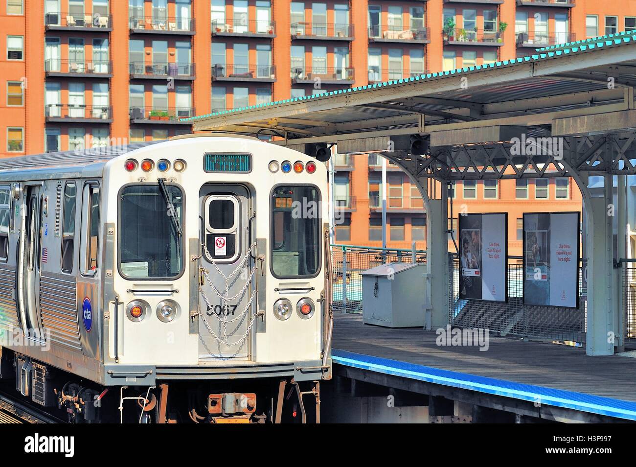 Un train au départ de la Ligne verte CTA Chicago's Clinton Street Station pendant une heure de pointe de soirée. Chicago, Illinois, USA. Banque D'Images